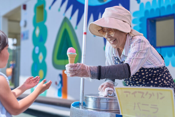 89歳。「『アイスクリン』を売りに行く日が一番楽しい。ボケ防止になるし、子どもと話せるし」