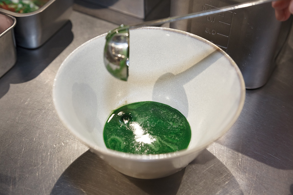 鹿児島産の抹茶と岩塩や藻塩など数種の塩をスープで溶いたかえし