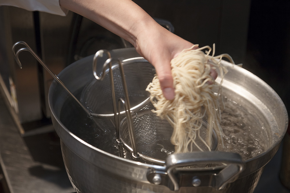 麺には国産小麦をブレンドして使用