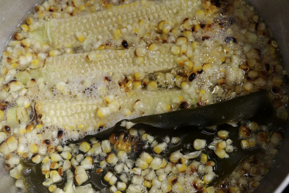 ［２］芯・ヒゲと一緒に、昆布だしで炊く