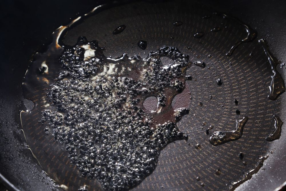 フライパンにココナッツ油大さじ１を強火で熱する