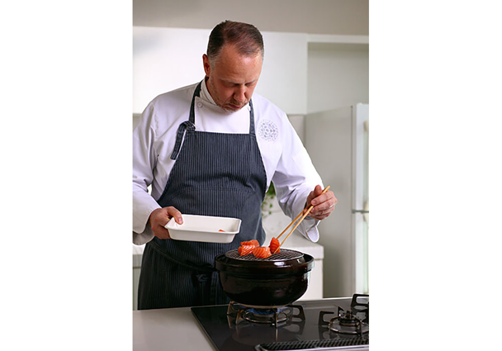 料理をするカイル・コノートン