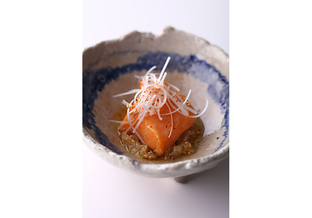 「液体塩こうじ」に4時間漬け込んだサーモンを土鍋でスモーク