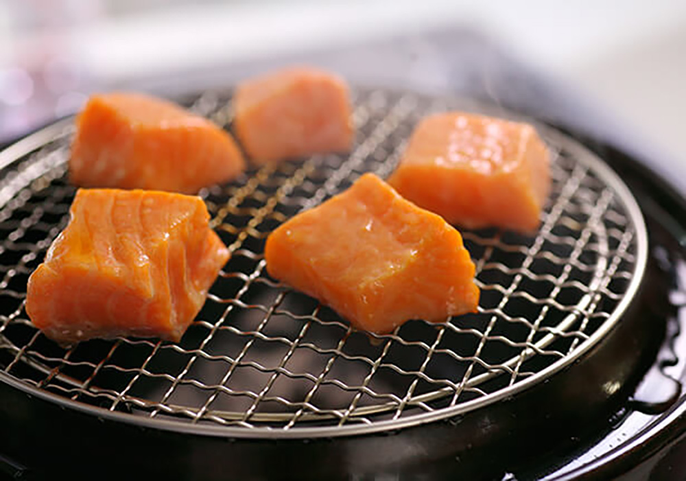 旨味の詰まったサーモンを、燻製に