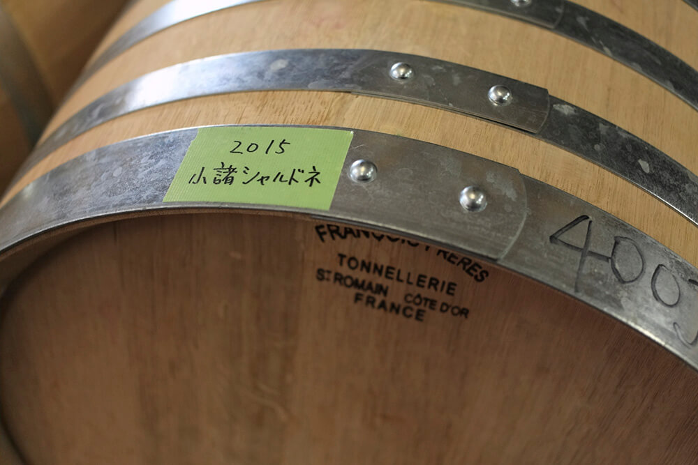 間もなく瓶詰される「ソラリス 信州 小諸 シャルドネ 樽仕込み 2015」