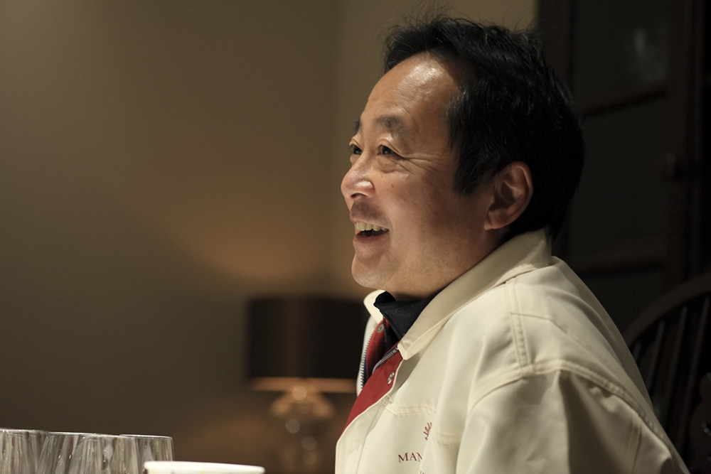 ワインの解説をする島崎さん