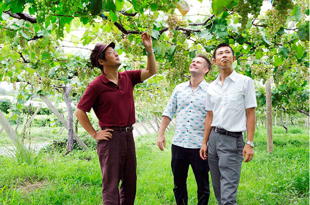 Chef and sommelier visiting the Tomi no Oka Winery