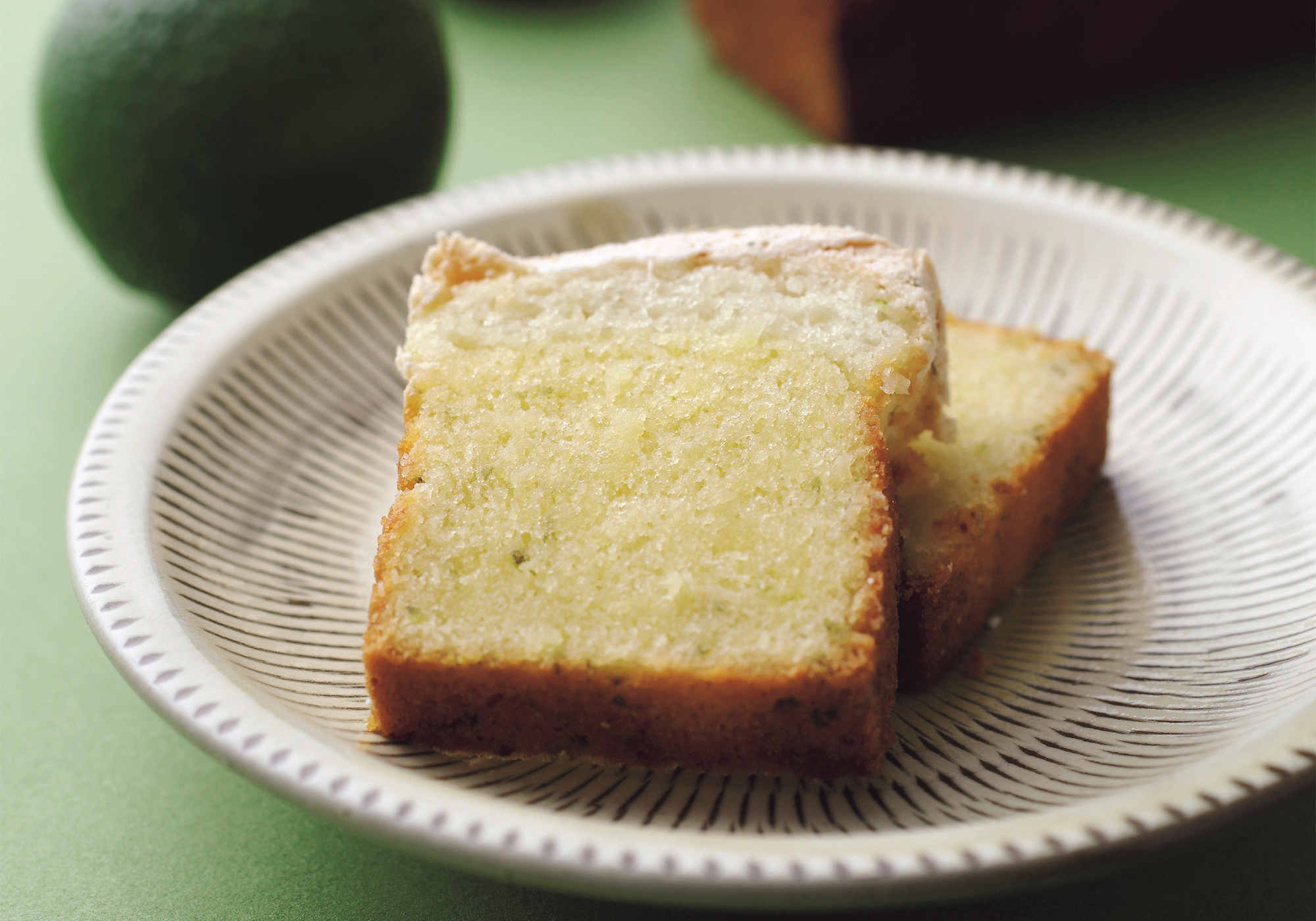 鎧塚俊彦シェフ　うっすらグリーンを帯びた焼き菓子　「カボスのパウンドケーキ」