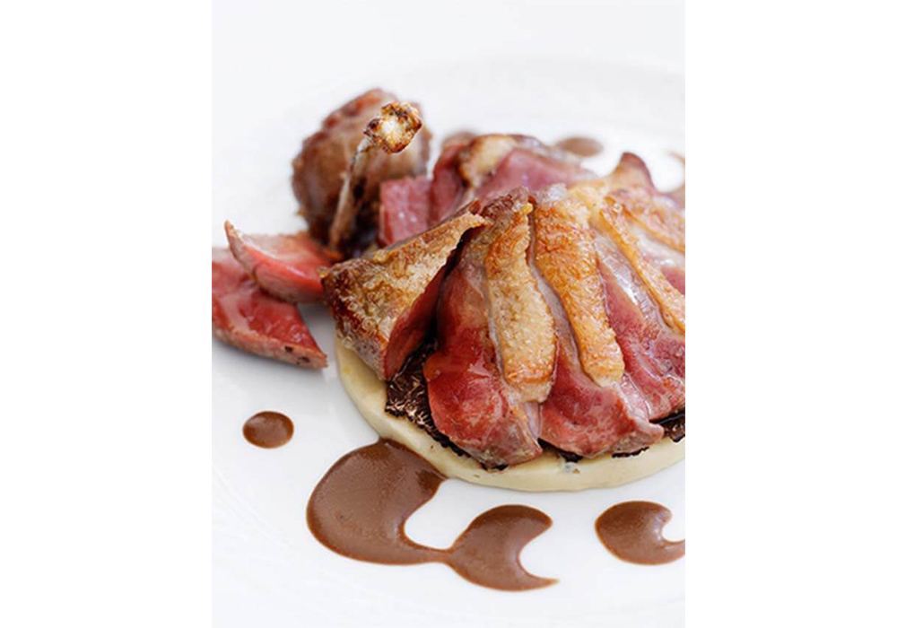 鳩のソテー、トミーノチーズと白ポレンタ、ウンブリア産の黒トリュフ、内臓とチョコレートのソース