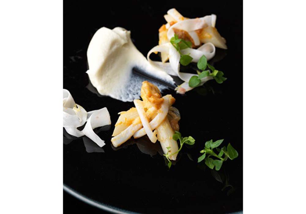 ホワイトアスパラガスの塩釜焼き