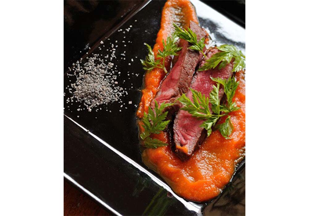 牛肉と、アッサムティーでのばしたニンジンのピュレ