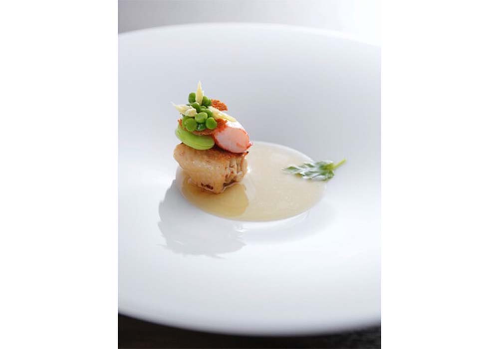 手羽先のコンフィとオマール海老と数種の豆、パンデピス、ワサビ風味のコンソメ