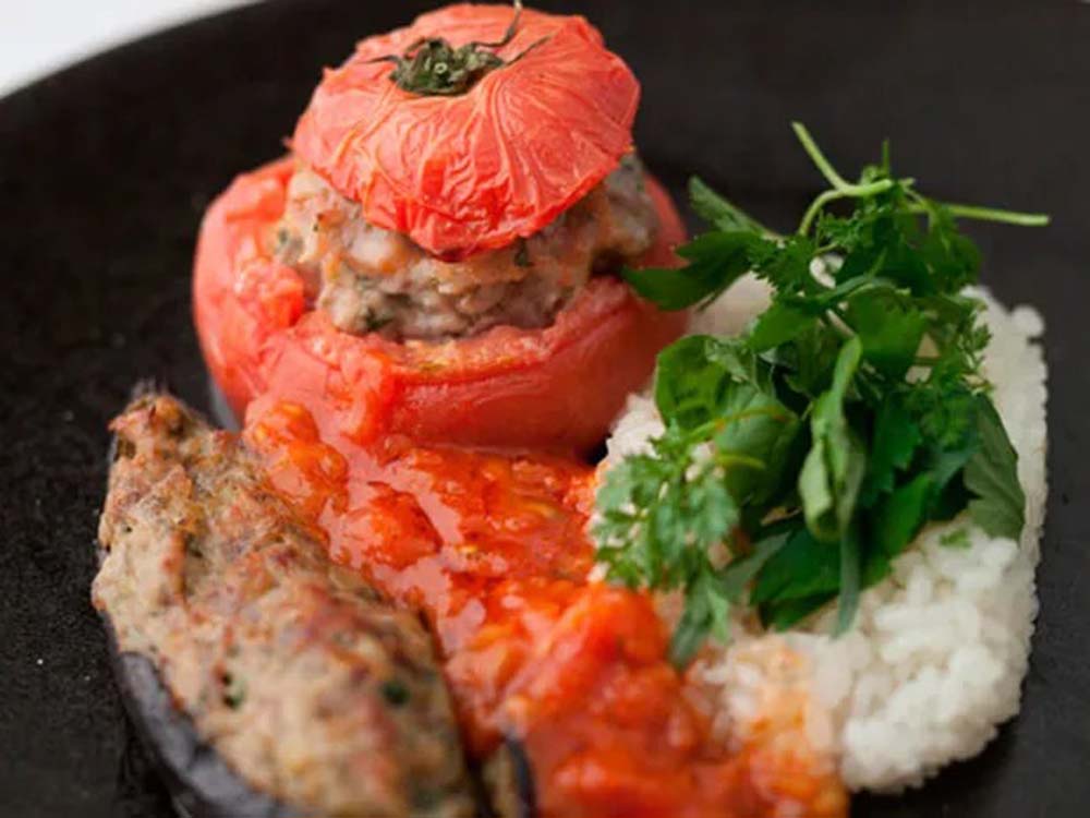 パリっ子時代の思い出レシピ 「ル・ジュー・ドゥ・ラシエット」 佐々木直歩シェフに教わる トマトファルシ