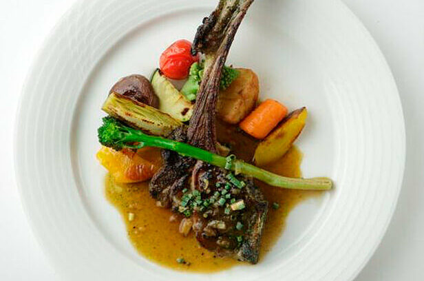 「ル・ゴロワ」大塚健一シェフの茶路めん羊牧場骨付背肉 バジルマリネの炭火焼 タイム風味ソース　より