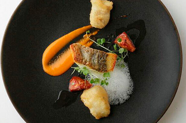 「レストラン バカール」石井真介シェフのスズキのウロコ焼きとそのベニエ