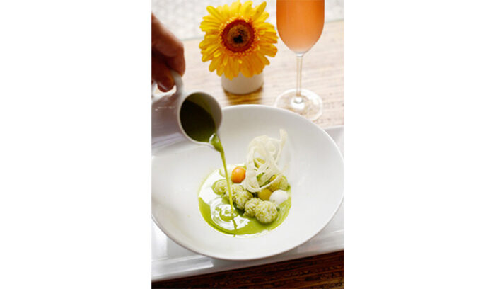 冷たいキュウリのスープと味わうライスボールとライスソルベ