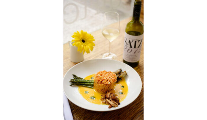 トマトとサフランのスープと味わう パエーリャ風ライスとライスクリスピー