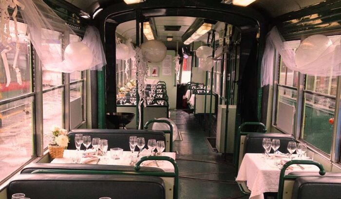 スペシャルディナーは路面電車の走るレストランで