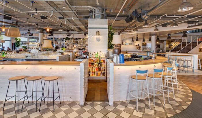 ビーチ沿いにグルメと遊び心満載の大型施設現る