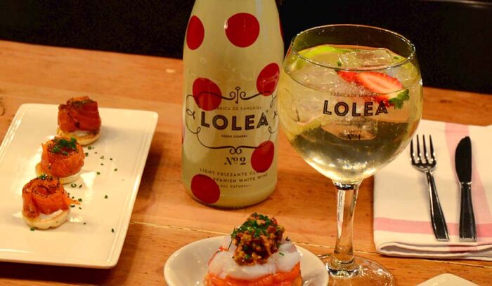 地元民も認めるサングリア公式ショップでタパスを