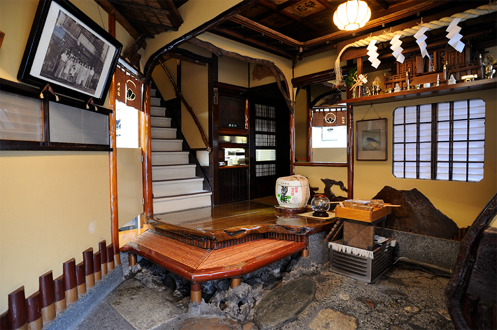 店に入ったら、たたきで靴を脱ぐスタイルは江戸から続く老舗ならでは。右上には、立派な神棚が祭られていて、これも必見。