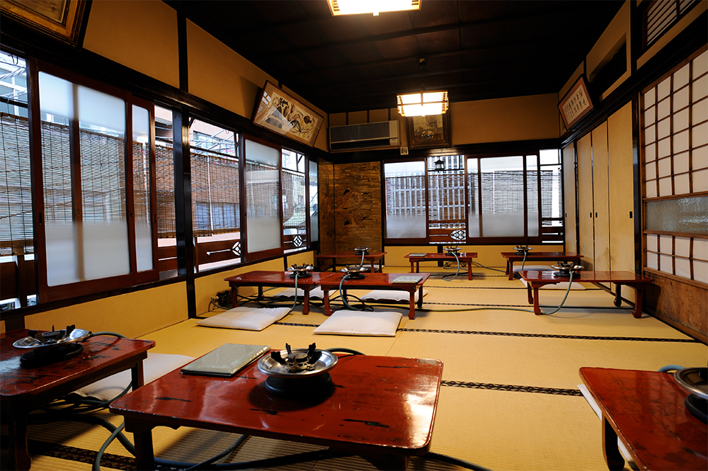 風情のある2階の広い座敷。客席は1～3階まであり、全120席ほど。「入れ込みのお座敷で、鍋を囲む昔ながらの風景を残していきたい」と立川さん。