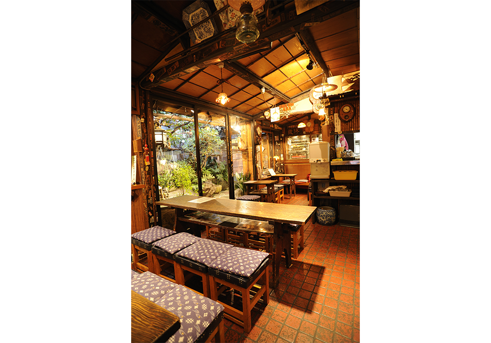 天野屋は甘味処としても人気。手入れの行き届いた坪庭、鉄道模型やたくさんの振り子時計が壁に並び賑やか。年季の入ったテーブルや椅子も味わい深い。