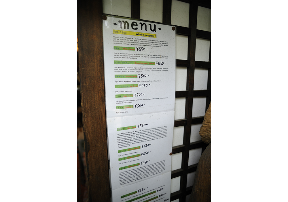 海外からのお客さんに質問を受けることが多いため、店の入り口には英語でメニュー解説を貼っている。