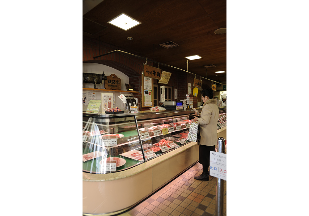 すきやきの店以外にも、左隣には洋食レストラン、右隣には肉屋も併設している。全店、使用しているのは雌牛のみ。ちんやの牛肉は枝肉を購入後、冷凍をいっさいしないため、繊細な肉の質感がそのまま生きている。