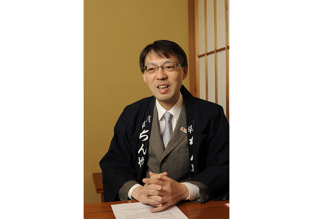 6代目の住吉史彦さん。「すきやきは人数にあった大きさの鍋を使うことも実は大切なんですよ」。