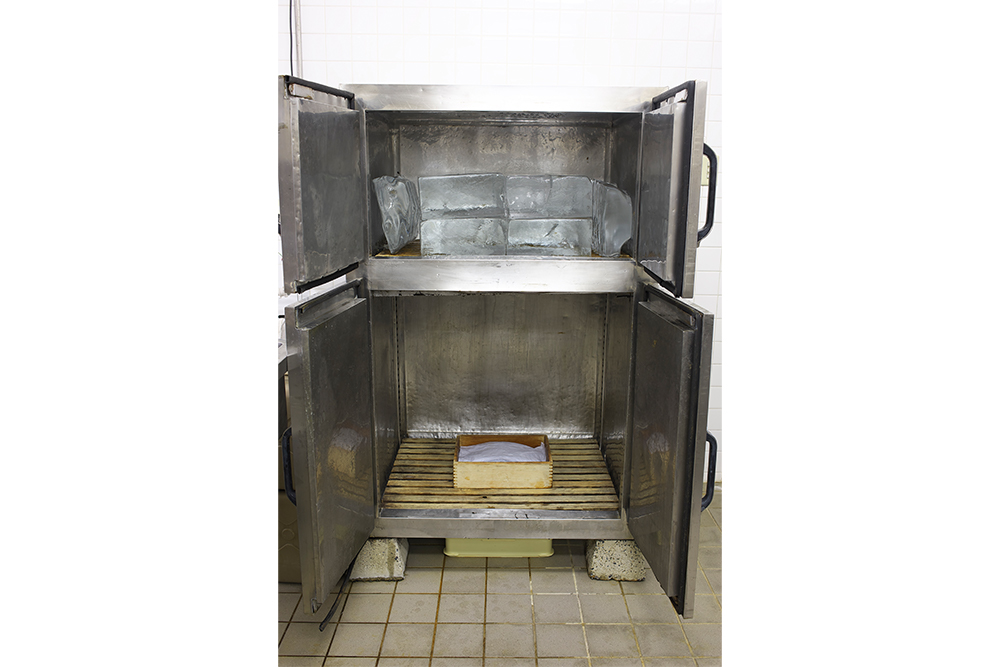 いまも氷の冷蔵庫を使用。酢に1 分ほど漬けた鯖はここで一晩過ごし、表面に付いた酢をゆっくりと中へ浸透させていく。