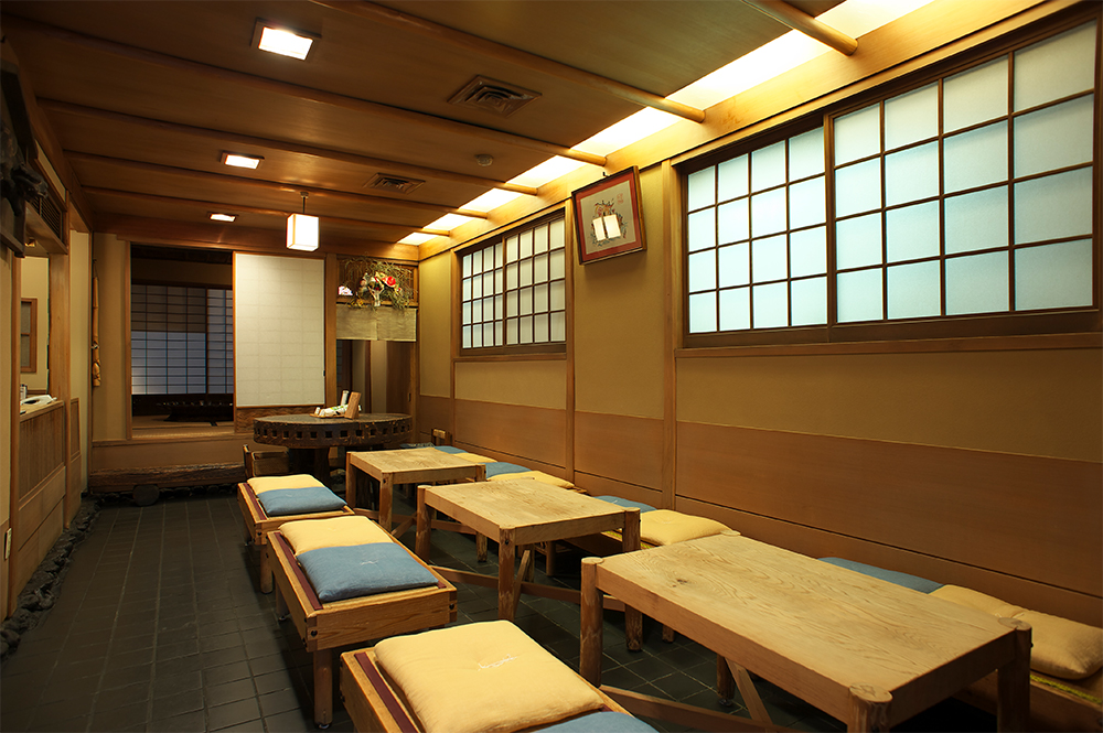 長らく出前やお土産のみだったが、先代から客席を設け、店内でも食事ができるスタイルに。