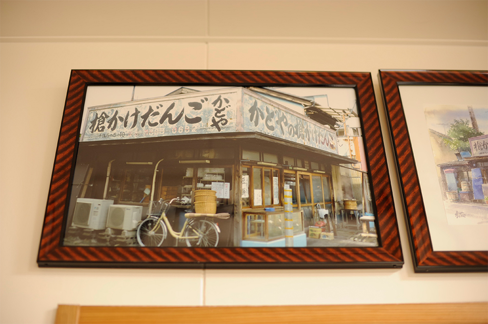 戦後すぐの空気を色濃く残したかつての店舗は今、額の中へ。