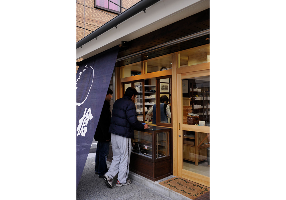 ガラスケースやお客さんとやりとりする小窓などは、以前の建物から引き継いだ。真新しさの中にも、どこか懐かしさが漂う。