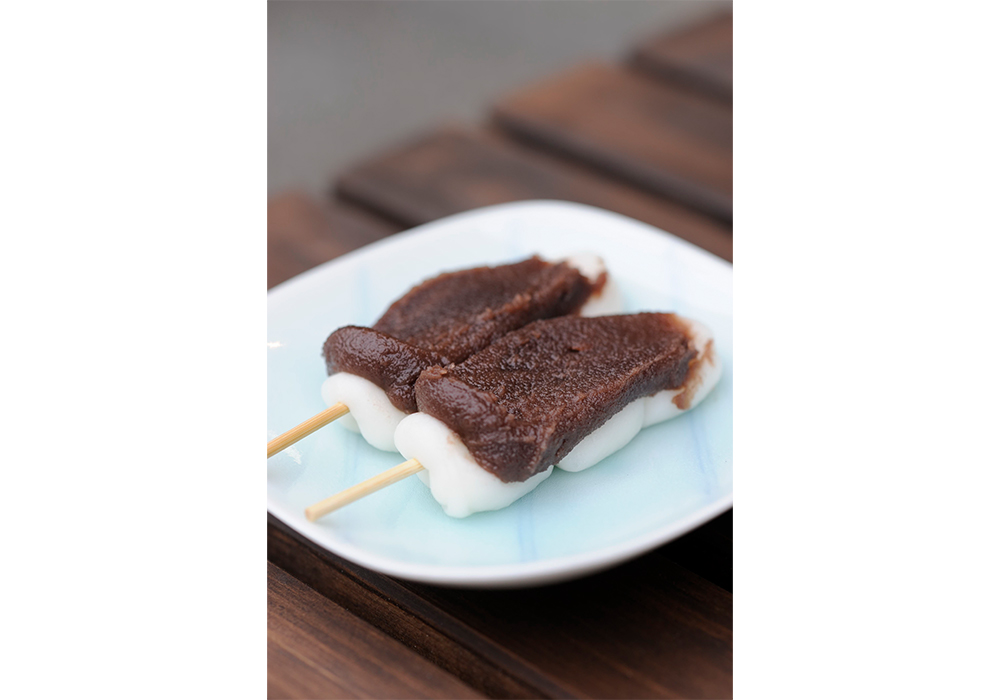 つきたて団子のみずみずしさと餡が絶妙に口の中で一体となる「あんだんご」は1本90円。