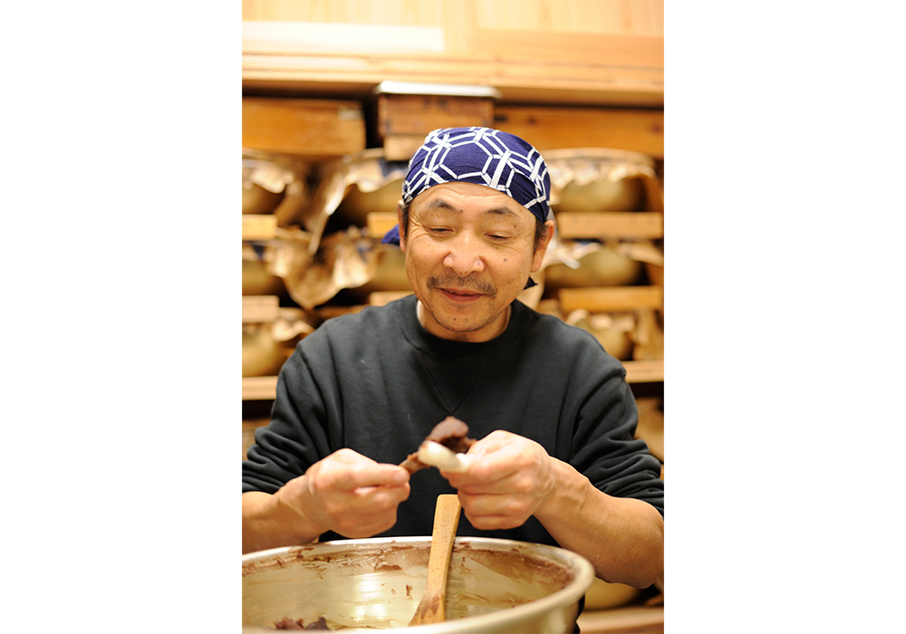 3代目、吉岡正明さん。「親に逆らえる時代ではなかったですから」と後を継ぎ、この道一筋。大きな手が、実直な仕事ぶりを伝える。