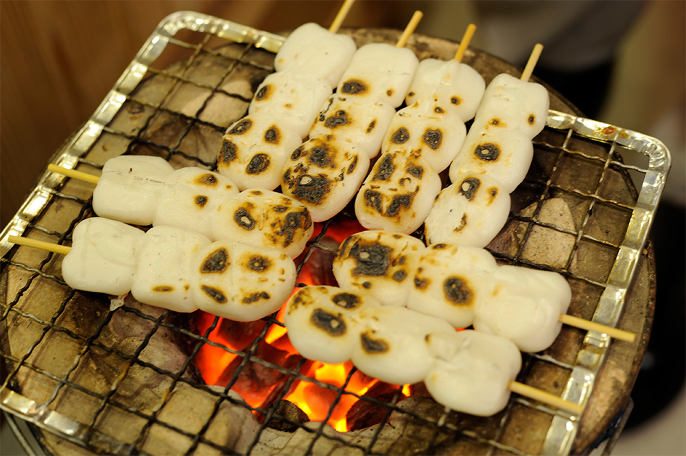 団子を炙るのは、家庭用の小さな七輪で行う。炭火の香ばしい焦げが味わいに深みを生む。