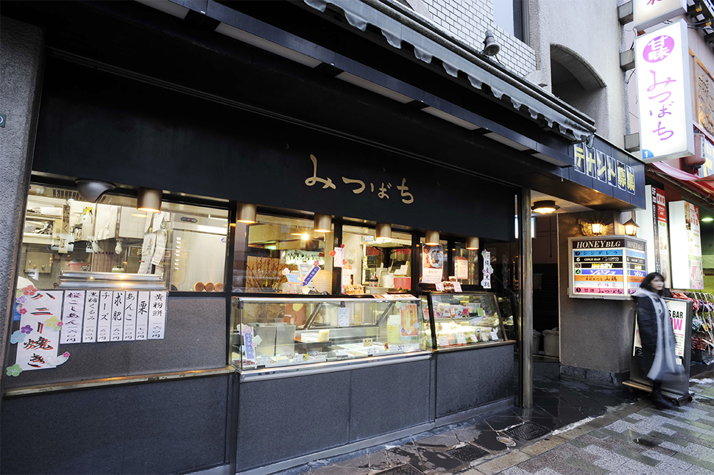 店頭ではテイクアウトであんみつやアイスクリーム、ハニー焼きが買える。