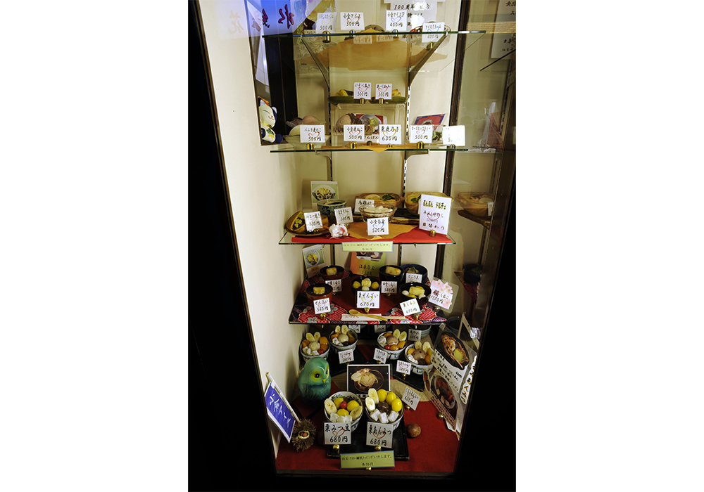 店の入り口横のショーケース。品数豊富で、どの商品にも根強いファンがいる。