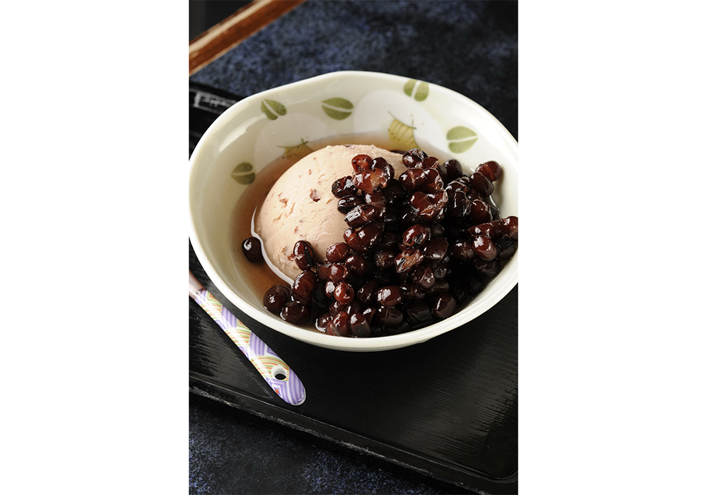 大納言あずきをトッピングした「小倉鹿の子」530 円。夏場は、かき氷にこのあずきをたっぷり添えた「氷あずき」630 円を求めて訪れるお客さんが増える。