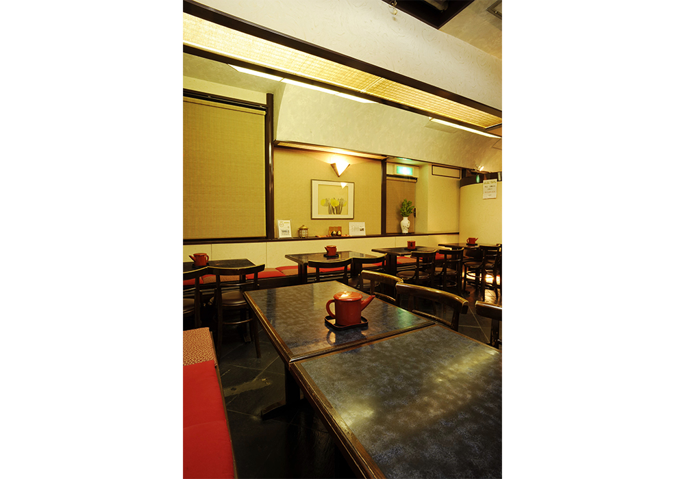 通常、あんみつに添えられる黒蜜は小さな容器に１人分を入れて出す店が多いなか、みつばちではテーブルの上の急須にたっぷり用意されている。