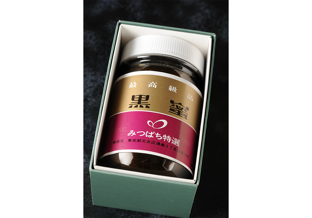 人気の黒蜜は販売もしている。500ml 入りで980 円。トーストに塗ったり、ヨーグルトに入れたりとハチミツと同様に楽しめる。包みもかわいく手土産に喜ばれそう。