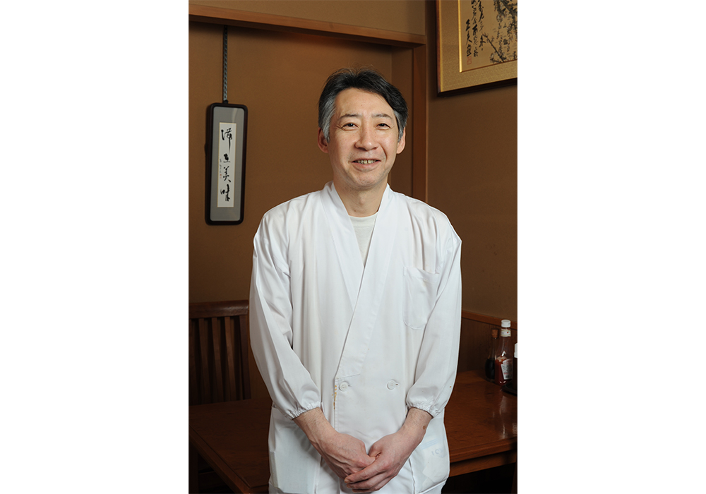 4代目の島田良彦さん。兄弟で店を継ぎ、昔の味を今に伝える。