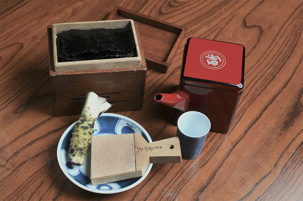 素材と同様、道具類にも妥協がない。焼き海苔は常にパリッとした食感で食べられるよう、昔ながらの桐箱の中に炭を炊き、本わさびを添える。漆塗りの酒器は、代々使っている本物を修繕に出し、丁寧に使い続けている。