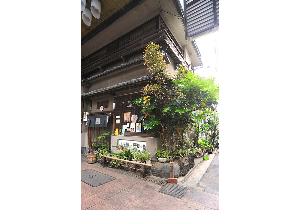 昭和29年、宮大工によって手掛けられた建物は、窓枠まで今もすべて木材の状態で保存されている。