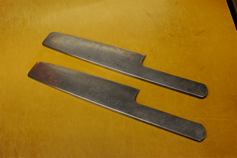 刃のないたたき包丁はずっしり重い。これで挽き肉を叩くと、粒々感が舌に当たらず、ふんわりと柔らかな食感に仕上がる。