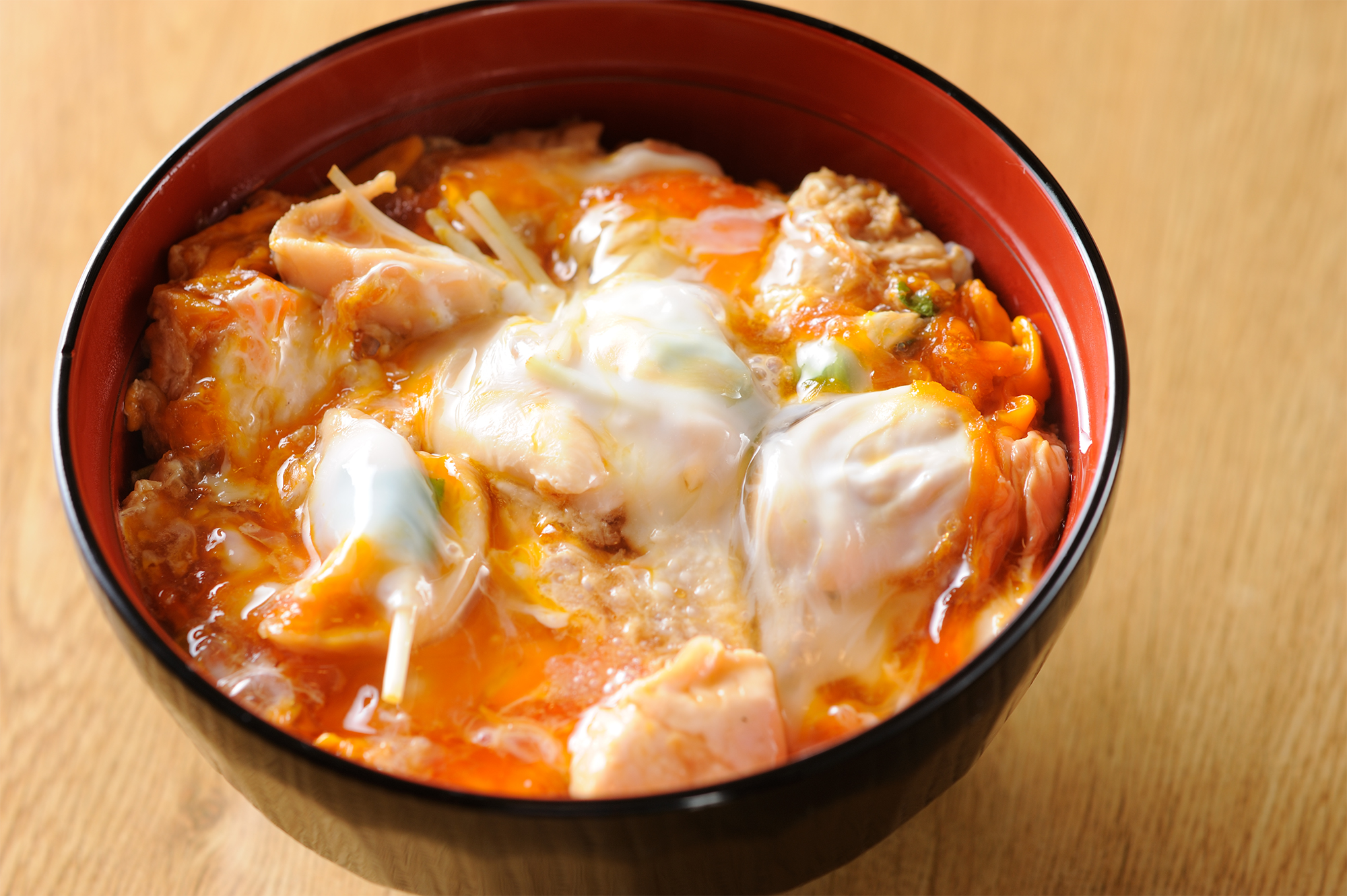 名物の上親子丼1900 円。卵は、温まっているが固まっていない、絶妙のとろとろ加減。