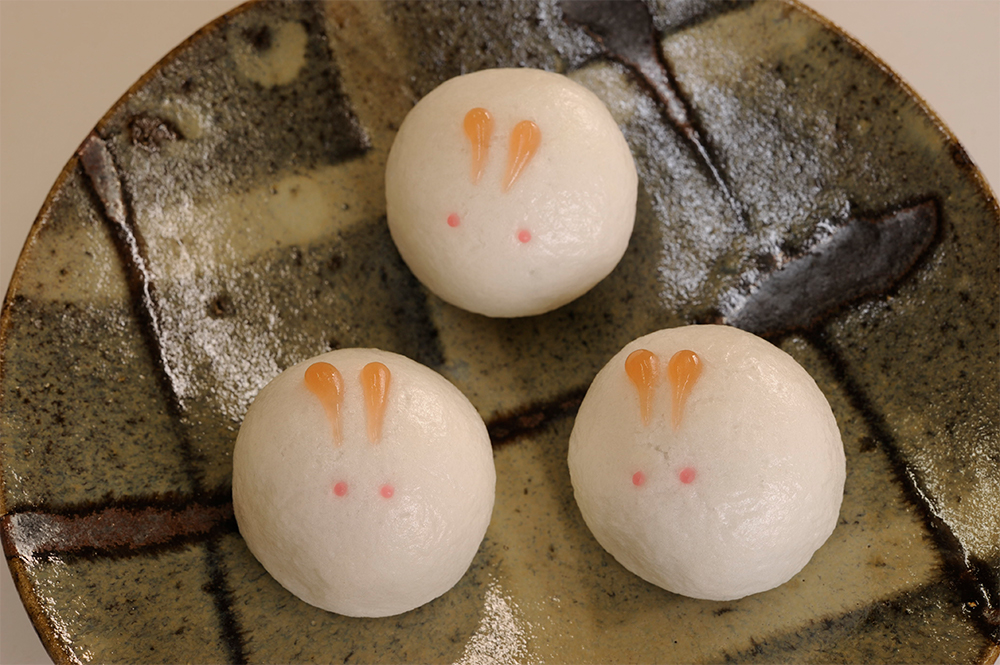 店の看板商品、うさぎ饅頭は1個160円。耳と目は、羊羹で一つひとつ手書きされるため、すべて表情が微妙に異なる。