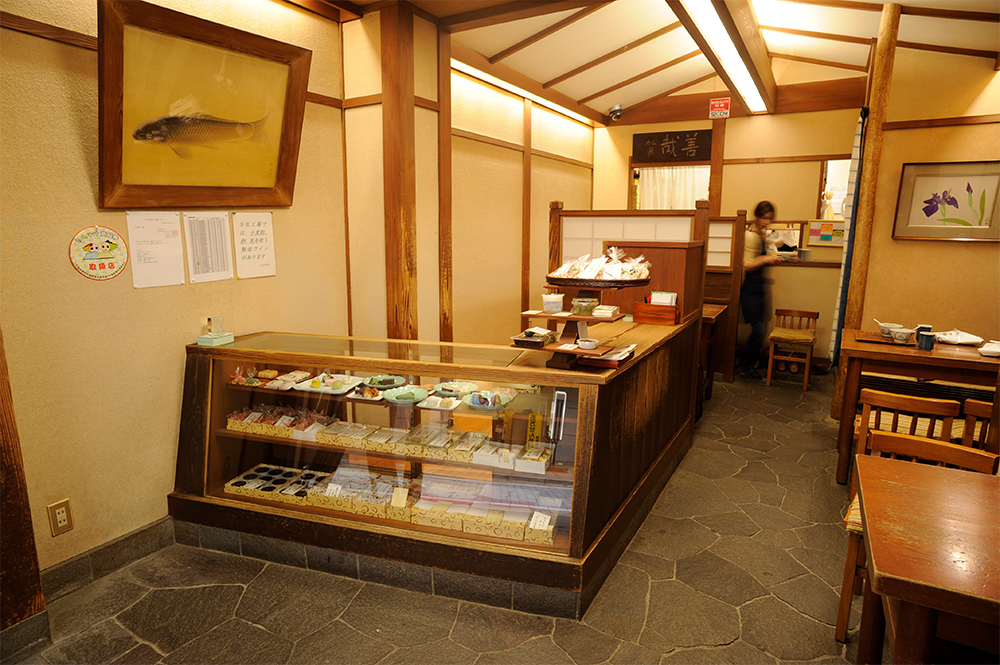 ショーケースにできたお菓子をずらりと並べると乾いてしまうから、と見本を1個だけ飾り、注文ごとに奥で包んで渡すスタイルは創業から変わらない。