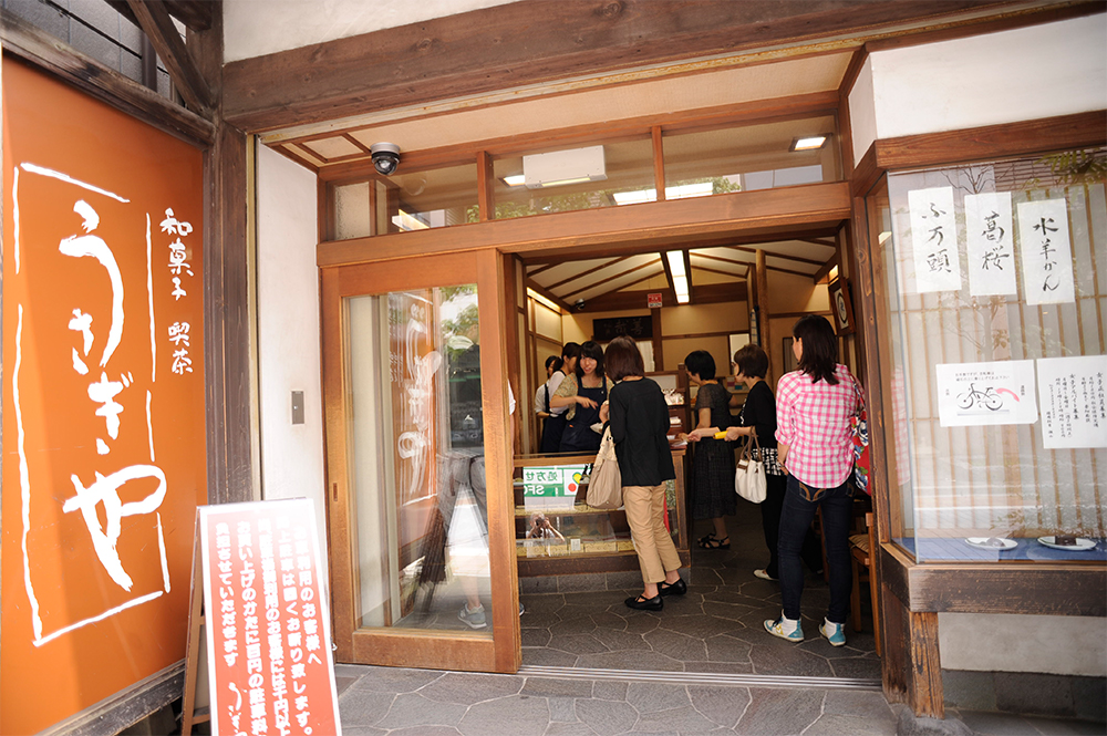 ご近所さんはもちろん、遠方からのお客さんも多く、店の入り口はいつも人が絶えない。